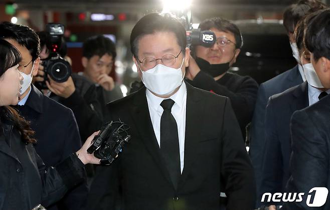이재명 더불어민주당 대표가 10일 오후 경기 성남시 수정구 성남시의료원 장례식장에 마련된 경기지사 시절 초대 비서실장 전모 씨의 빈소에 들어서고 있다. (공동취재) 2023.3.10/뉴스1 ⓒ News1 이재명 기자