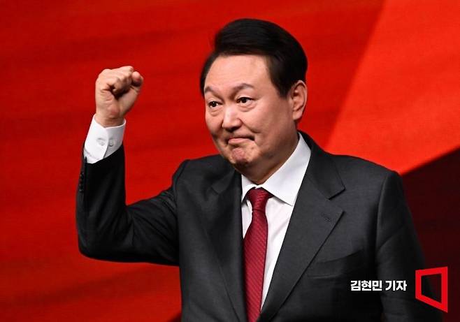 윤석열 대통령이 8일 경기도 고양시 킨텍스에서 열린 국민의힘 제3차 전당대회에서 축사를 마친 후 주먹을 불끈 쥐고 있다. 사진=김현민 기자 kimhyun81@
