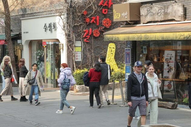 10일 외국인 관광객들이 서울 종로구 인사동 거리를 둘러보고 있다. 최혁 기자