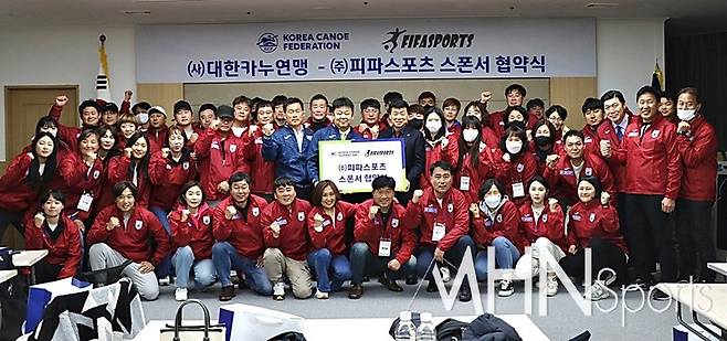 대한카누연맹과 ㈜피파스포츠가 스폰서 협약을 하고 기념촬영을 하고 있다. (대한카누연맹 제공)