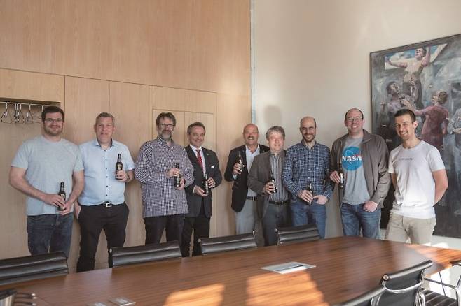 연구팀이 원주율 계산 세계 기록 달성을 기념하는 모습. 토마스 켈러 연구원은 오른쪽에서부터 세 번째. Thomas Keller