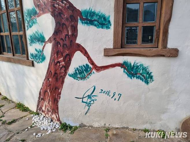 월명동 수련원 인근 한 카페 외벽에 그려진 정명석 사인. 사진=이준범 기자