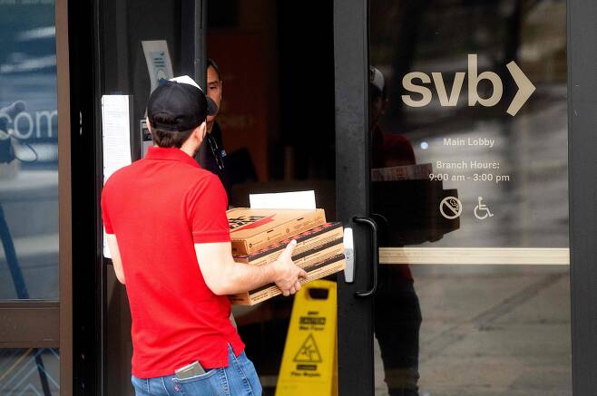 1980년대 이후 미국 스타트업들의 돈줄이 돼 왔던 실리콘밸리은행(SVB)이 파산했다. 사진은 한 피자 배달원이 지난 10일 SVB 본사로 피자를 배달하고 있는 모습./AFP 연합뉴스