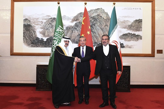 중국 베이징에서 이란-사우디 국교정상화 회담이 열려 무사드 빈 모하메드 알-아이반 사우디 국가안보보좌관(왼쪽)과 알리 샴카니 이란 최고 국가안보위원회 위원장(오른쪽)이 악수하고 있다. 가운데는 왕이 중국 공산당 중앙정치국 위원. 뉴시스