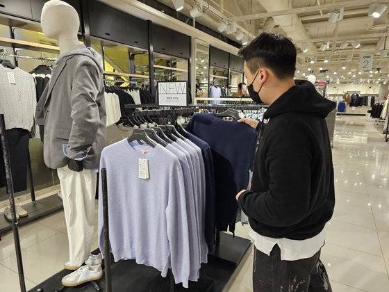 지난달 28일 스파오 강남점에서 직원이 ‘2일 생산’ 방식으로 만든 스웨터를 진열하고 있다. 최선을 기자