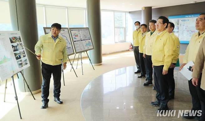 김영록 전남도지사가 11일 오전 순천시 주암면 광천리 주암댐을 방문, 한국수자원공사 김창준 주암댐 지사장으로부터 주암댐 시설 및 가뭄현황과 가뭄대책에 대해 설명을 듣고 있다. 사진=전남도