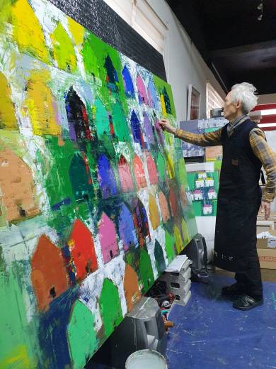 김명식 작가가 경기 용인의 작업실에서 회화용 나이프로 작품의 질감을 다듬고 있다. 창작화랑 제공