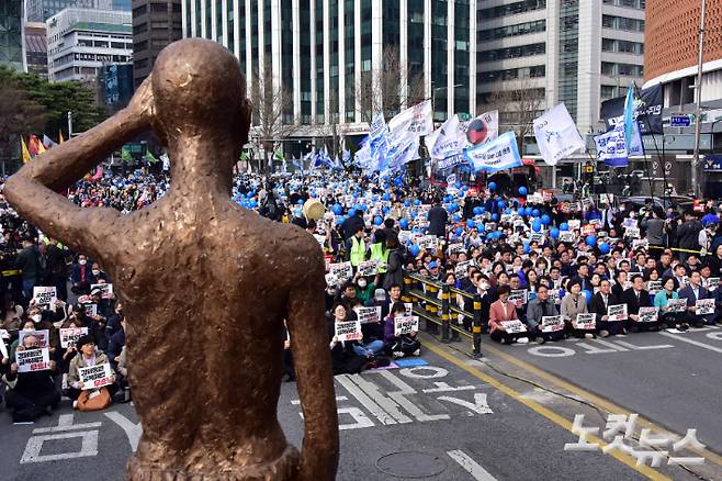 11일 서울시청 광장 동편에서 열린 '강제동원 굴욕해법 강행 규탄! 일본의 사죄배상 촉구! 2차 범국민대회'에 더불어민주당 이재명 대표와 정의당 이정미 대표 등 참석자들이 구호를 외치고 있다. 윤창원 기자