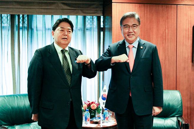 박진 외교부 장관(오른쪽)과 하야시 요시마사 일본 외무상이 2022년 9월19일(현지 시각) 오후 맨해튼의 한 호텔에서 열린 한·일 외교장관 회담에서 인사하고 있다. ⓒ연합뉴스