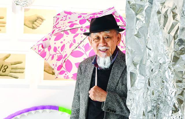 성능경 작가가 지난 6일 서울 종로구 삼청동 백아트 갤러리에서 국민일보와 인터뷰를 하던 중 미소를 짓고 있다. 권현구 기자