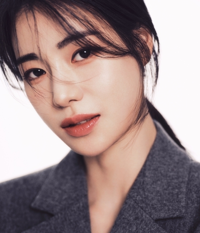 Lim Ji-yeon has established herself as a trend that everyone pays attention to as Park Yeon-jins character.Actor Lim Ji-yeon played the role of Park Yeon-jin in the recently released Netflix series The Gloria Part 2.From Part 1, Lim Ji-yeon, who plays the role of weather caster Park Yeon-jin, who conveyed unforgettable pain to Song Hye-kyo, is trying to cover up the evil that continues in Part 2, Park Yeon-jin perfectly digested the character.Lim Ji-yeon proved the publics high interest by ranking first in the TV-OTT Topic Drama Performer category (Good Data Corporation Survey) on March 2nd.Lim Ji-yeon is attracting attention not only in Korea but also overseas. Magazine Cosmopolitan Philippines K-Loka Digital cover, filmography and deep acting power are highlighted and announced the birth of a new global star.In addition, various overseas media such as Indonesia IDN TIMES and Vietnam media THANH NIEN have been leading the way in favor of Lim Ji-yeons Acting.According to Flicks Patrol, The Gloria is ranked second in the global TV show category on the 13th, and ranked first in 35 countries including Korea, Brazil, Singapore, Mexico, Hong Kong, Indonesia, Japan, Thailand and Vietnam. .
