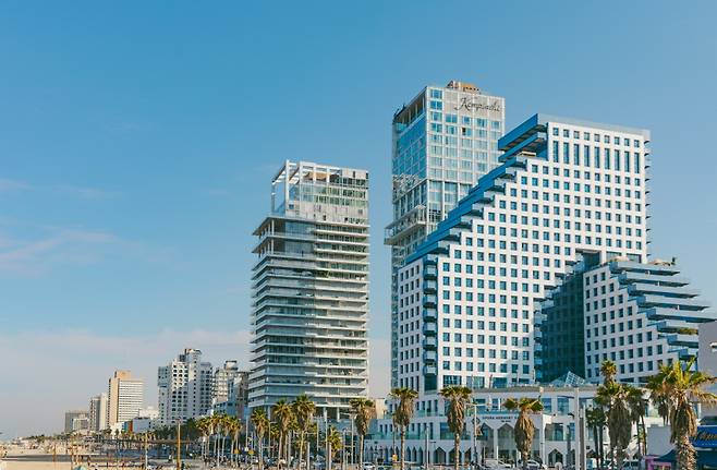 텔아비브 해변을 따라 줄지어 있는 특급호텔들