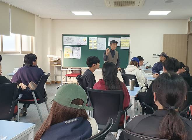 시작을 위한 여행 준비를 위해 모인 학생들, 목도나루학교에서는 제주도 일정 중 학생들이 직접 모둠별 자유 여행 계획을 세우도록 했다. CJB 청주방송 DB