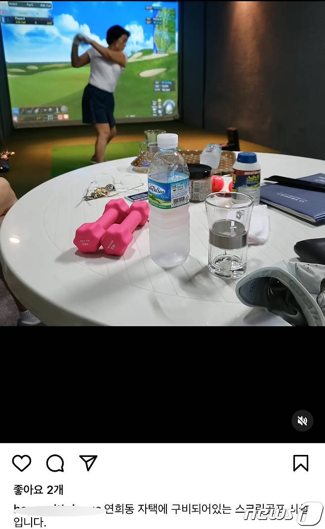 전직 대통령 고(故) 전두환씨의 손자 A씨(27)가 SNS에 가족들의 호화생활을 폭로하는 글을 게시해 논란이 일고있다. 사진은 A씨가 게시한 영상 속 이순자 여사로 추정되는 한 여성이 골프를 치고있는 모습. 그는 '연희동 자택에 구비된 스크린골프 시설'이라고 덧붙였다. (SNS 캡처) 2023.3.15/뉴스1 ⓒ News1 이수민 기자