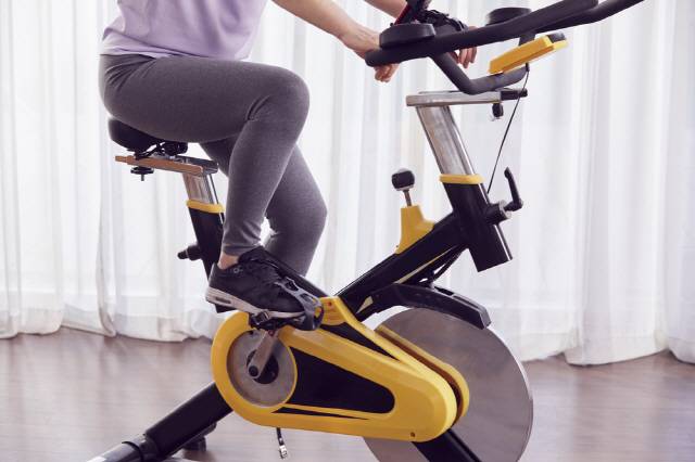 무릎 통증이 있을 땐 실내자전거, 수영 등 무릎관절 부담을 최소화할 수 있는 운동을 해야 한다. /클립아트코리아