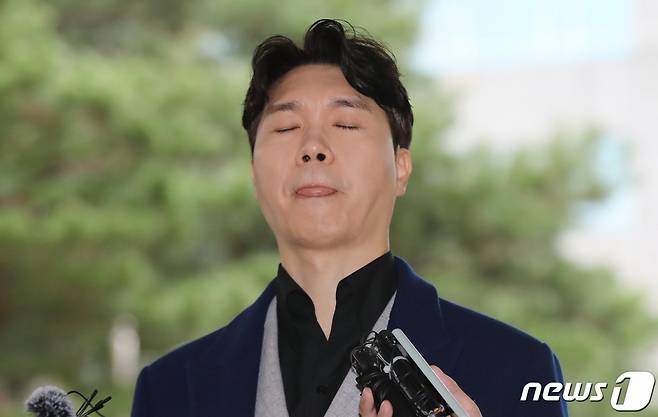 (서울=뉴스1) 임세영 기자 = 방송인 박수홍이 15일 오후 서울 마포구 서울서부지방법원에서 특정경제범죄 가중처벌 등에 관한 법률(횡령) 위반 혐의로 기소된 친형 박 모씨와 배우자 이 모씨에 대한 4차 공판에 증인으로 출석하며 취재진의 질문에 답하고 있다. 2023.3.15/뉴스1 Copyright (C) 뉴스1. All rights reserved. 무단 전재 및 재배포 금지.