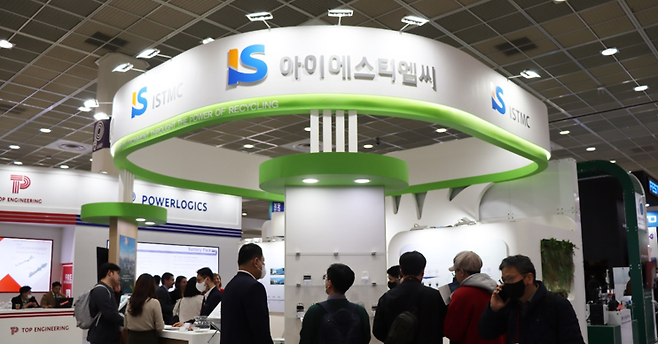 지난 15일 서울 강남구 코엑스에서 열린 2023 인터배터리 전시회의 관람객들이 아이에스티엠씨 부스를 들여다보고 있다. 아이에스티엠씨 제공
