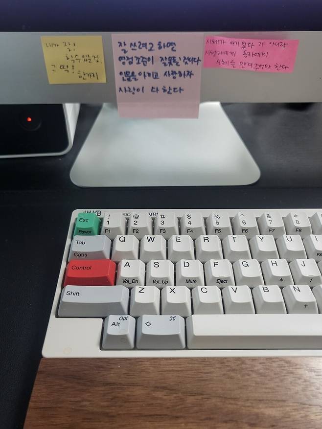 작가의 작업 책상에 붙어 있던 메모들. ‘잘 쓰려고 하면 영점 조준이 잘못된 것이다…’는 좋아하는 박해영 작가의 말이다. ‘시체를 안겨주어야 한 다’는 잊지 않기 위해 붙여놓았다. ‘내가 잘! 할 수 있는 것’은 욕심내는 자신을 제어하기 위해 붙여놓았다. 김수진 제공