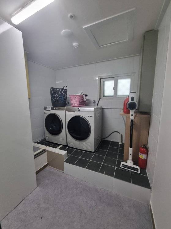 서울의 한 프리미엄 고시원 내부 사진. 공용 세탁실과 부엌 등 취사 시설이 구비 돼 있다.