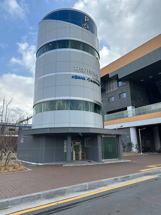 울산 남구 태화강역에 있는 자전거 기계식 주차타워. 김윤호 기자