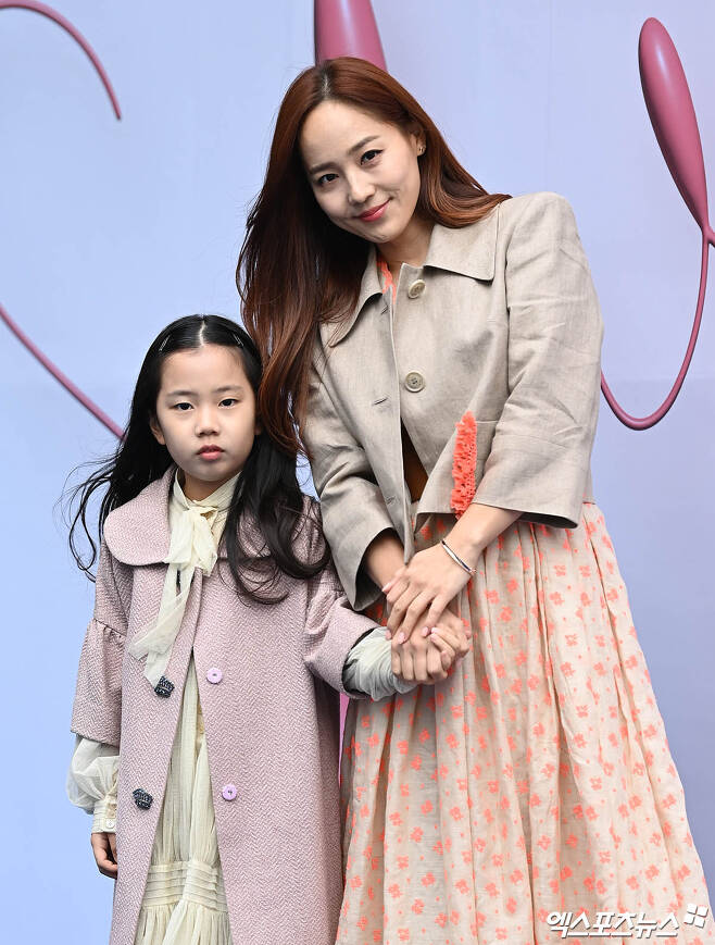 Actors Chae Rim and Eugene caught sight of Fashion Week outings with their similar-looking children.On the afternoon of the 16th, 2023 F / W Seoul Fashion Week was held at Seoul Dongdaemun Design Plaza (DDP).Several stars, including Kang So-ra, Myung Se-bin, Park Sol-mi, Lee Jung-hyun, Yoo In-young, Eugene and Chae Rim, attended the Miss GEE COLLECTION show by designer Ji Chun-hee.In particular, actor Chae Rim and his group S.E.S. actor Eugene held hands with their first daughter, To us, and stepped on the blue carpet and had a friendly photo time.Eugene married actor Ki Tae-young in 2011 through MBCs weekend drama Creating a Relationship. He then got his eldest daughter To us in 2015 and his second daughter Lorin in 2018.His first daughter, To us, appeared on KBS 2TV Superman Returns in 2016, sharing his daily life and receiving much love.Single mom Chae Rim, affectionately with a young son who looks exactly like himChae Rim, Pappys Mother and ChildEugene with the Storm Growing To UsEugene, fairy mother, fairy daughter