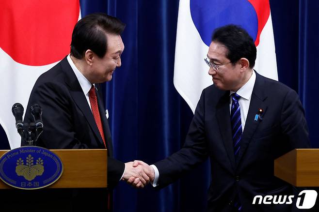 윤석열 대통령(왼쪽)과 기시다 후미오 일본 총리. ⓒ 로이터=뉴스1