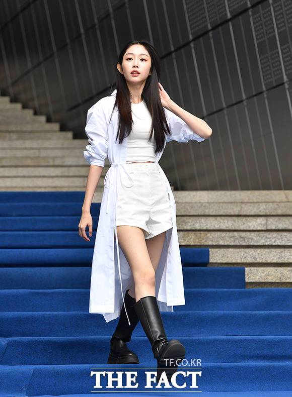 러블리즈 서지수가 17일 오후 서울 중구 동대문디자인플라자(DDP)에서 열린 2023 FW 서울패션위크 엠로프(M.RoF) 포토콜에 참석해 포즈를 취하고 있다. /박헌우 기자