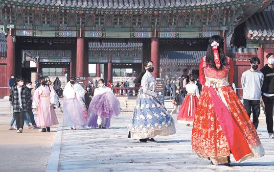 Visitors of Gyeongbok Palace walk in embroidered Hanbok. [KIM KYUNG-ROK]