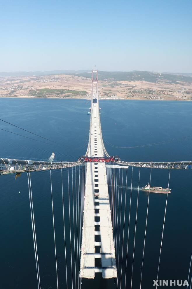 [이스탄불( 튀르키예)=신화/뉴시스] 지난 해 3월에 개통된 튀르키예의 이스탄불-카나칼레를 잇는 세계에서 가장 긴 현수교.  이탈리아는 이보다 50% 더  긴 3666m의 교량을 건설하기로 결정했다고  3월16일 발표했다.