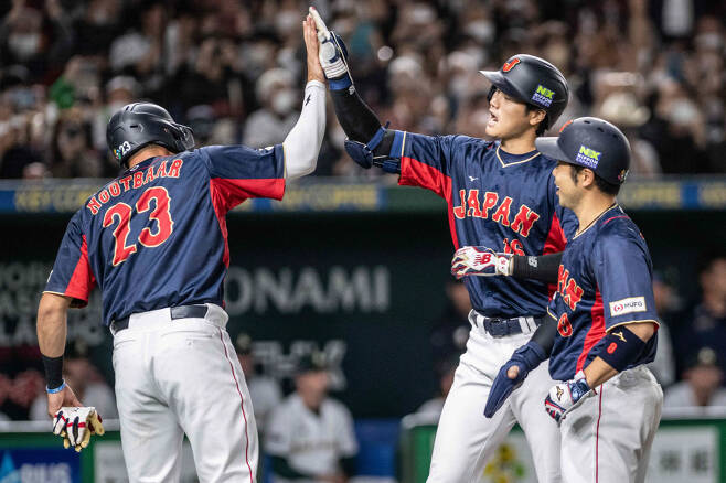 홈런을 치고 기뻐하는 오타니(가운데)와 일본 선수들. AFP연합뉴스