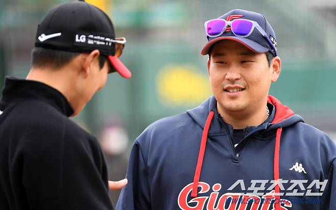 2023 KBO리그 시범경기 롯데 자이언츠와 LG 트윈스의 경기가 18일 부산 사직구장에서 열린다. 롯데 유강남이 LG 모창민 코치와 반갑게 인사를 나누고 있다. 부산=박재만 기자 pjm@sportschosun.com/2023.03.18/