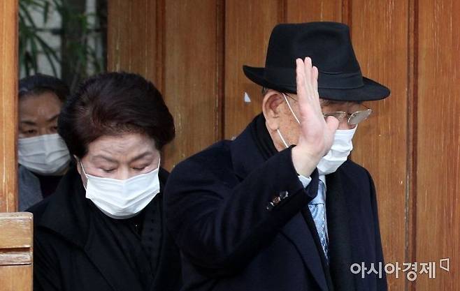 전두환 전 대통령과 부인 이순자 씨가 2020년 11월 30일 광주지법에서 열리는 사자명예훼손 1심 선고 공판에 출석하기 위해 서울 서대문구 연희동 자택에서 나서고 있다. /김현민 기자 kimhyun81@