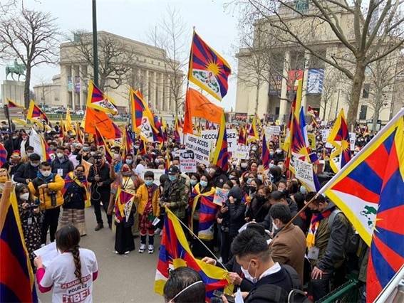 <2021년 3월 10일, 파리에서 1500여 명의 티베트인과 지지자들이 모여서 중국공산당의 억압을 규탄하며 시위를 벌이고 있다. 사진/aninews.in, “Tibetans” 검색>