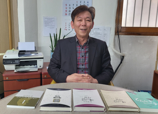 이명재 시인이 자신의 저서를 설명하고 있다.             사진 김재근 기자