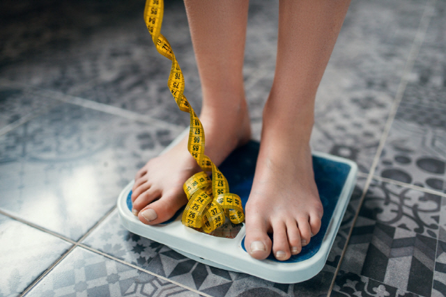 비만도 아닌데 ‘체형 인식 왜곡’ 때문에 무리한 다이어트를 하며 식욕억제제를 찾는 사람들이 있다./사진=클립아트코리아
