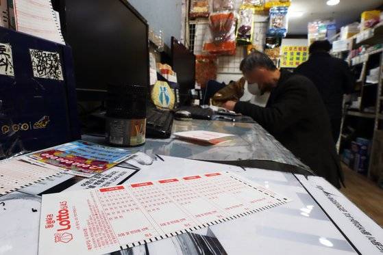 7일 오후 서울 동대문구의 복권판매점에서 한 시민이 로또 번호를 기입하고 있다. 지난 4일 제1057회 동행복권 로또 추첨 결과 2등은 664명 나왔다. 이중 103명이 서울 동대문구 왕산로에 있는 이곳에서 나왔다. 뉴스1