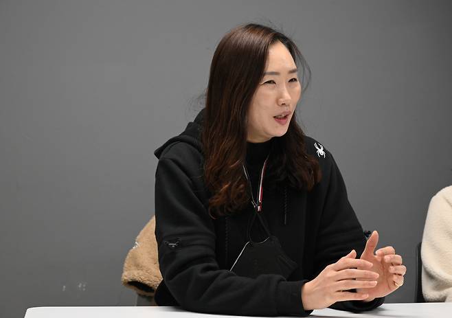 SUN head coach Lee Jong-ae speaks with The Korea Herald at Seoul National University gymnasium in Gwanak-gu, southern Seoul, on March 9. (Im Se-jun/The Korea Herald)