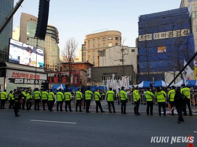 18일 시청역 서울 광장에서 열린 집회의 질서 유지를 위해 경찰들이 서 있다.   사진=안소현 기자