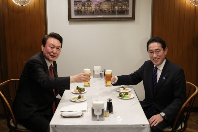 윤석열 대통령과 기시다 후미오 일본 총리가 지난 16일 친교 만찬을 마치고 도쿄 한 식당으로 자리를 옮겨 건배하고 있다. 뉴시스