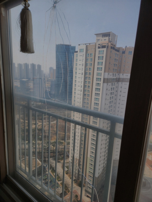 지난 10일 오후 인천 연수구 송도국제도시 한 고층 아파트 유리창이 굉음과 함께 깨져 있다. 독자제공