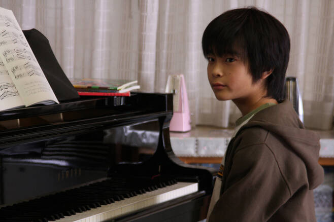 작은아들은 피아노에 소질을 보인다. 그의 부모는 아들에게 피아노를 가르치기엔 어려운 형편이다. ‘빌리 엘리어트’를 떠올리게 하는 지점이다. /사진 제공=스폰지이엔티