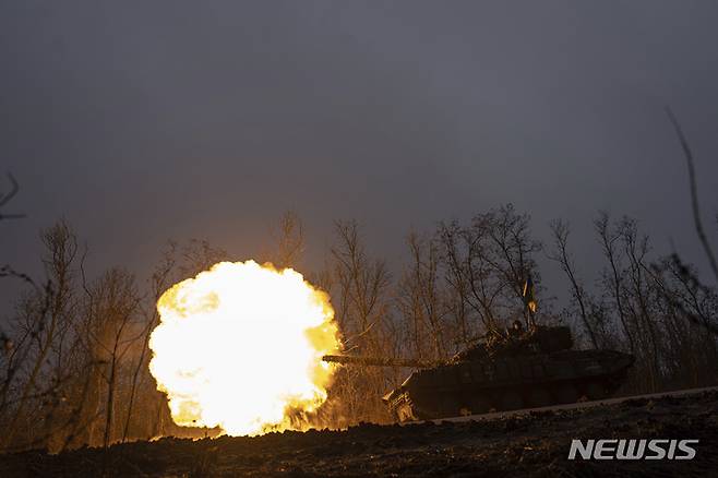 [바흐무트=AP/뉴시스] 지난 8일(현지시간) 우크라이나 도네츠크주 바흐무트 인근 전선에서 우크라이나군 전차가 러시아군 진영을 향해 발포하고 있다. 2023.03.18.