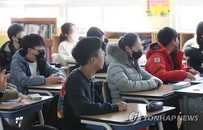 학생 대부분 여전히 교실서 마스크 착용 [연합뉴스 자료사진]