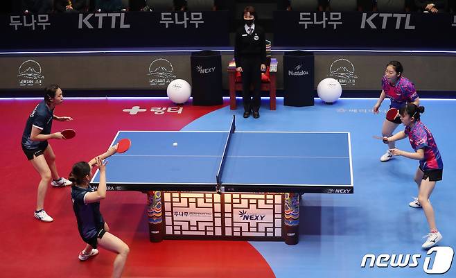 12일 오후 경기 수원시 영통구 광교씨름경기장에서 열린 '2022 두나무 한국프로탁구리그(KTTL)' 코리아리그 여자부 대한항공과 포스코에너지 경기에서 대한항공 이유진, 김하영과 포스코에너지 유한나, 김예린이 복식경기를 하고 있다. 2022.12.12/뉴스1 ⓒ News1 김영운 기자