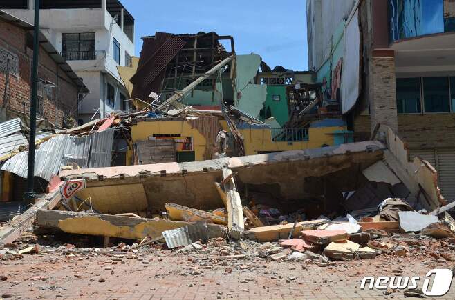 18일(현지시간) 규모 6.8의 지진이 강타한 에콰도르 마찰라에서 폭삭 무너진 건물이 보인다. ⓒ AFP=뉴스1 ⓒ News1 우동명 기자