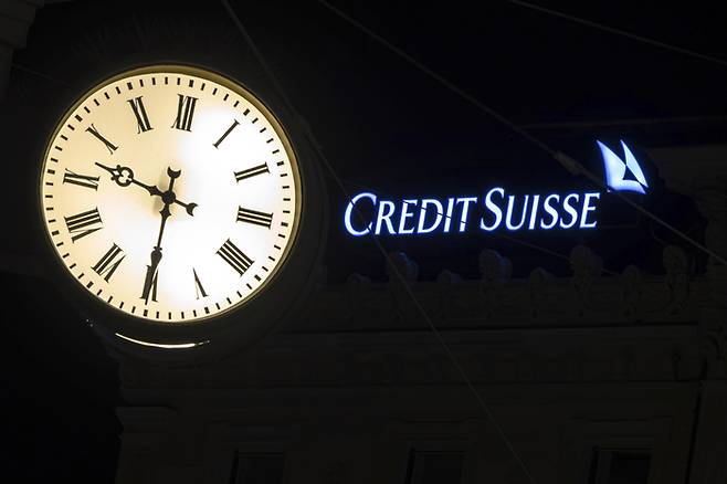 스위스 취리히에 있는 크레티드스위스(CS) 은행 본사 로고에 18일(현지시간) 불이 들어와 있다. AP연합뉴스