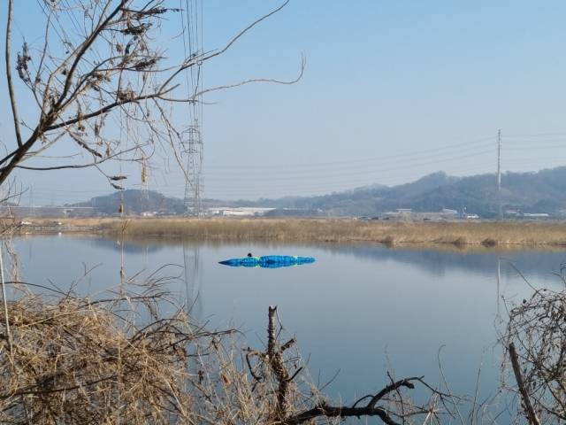 19일 오전 8시28분쯤 충남 아산시 선장면에서 패러글라이딩을 타다가 착륙하던 A씨(59)가 곡교천으로 착륙해 물에 빠져 숨졌다. 충남소방본부 제공