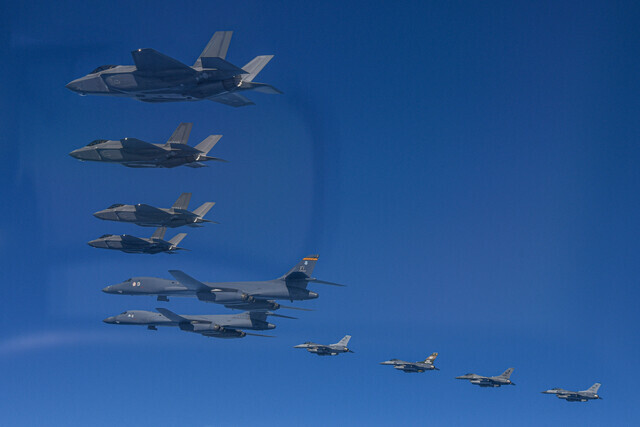 한·미 공군이 19일 한반도 상공에서 우리측 F-35A 전투기와 미 공군 B-1B 전략폭격기 및 F-16 전투기가 참여한 가운데 연합공중훈련을 실시하고 있다. 국방부 제공