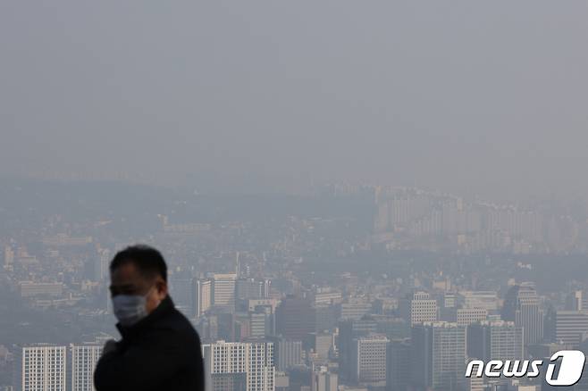 수도권 미세먼지 농도가 '나쁨' 수준을 보인 19일 서울 남산에서 바라본 도심이 뿌옇다. /사진=뉴스1