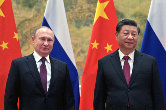러시아의 우크라이나 침공 직전인 지난해 2월 4일 블라디미르 푸틴(왼쪽) 러시아 대통령과 시진핑 중국 국가 주석이 중국 베이징에서 정상회담을 하기에 앞서 기념 촬영을 하고 있다. AP·연합뉴스